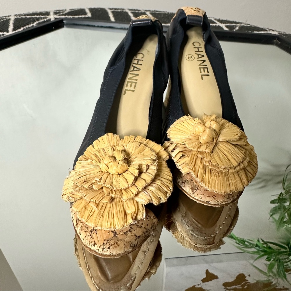 CHANEL Blue Leather Straw Flower Cap Toe Cork Heels Pump Shoes  7